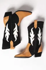 Bota estilo texana de gamuza color marrón, con diseño de apliques en forma de llamas en color crema y taco de madera.