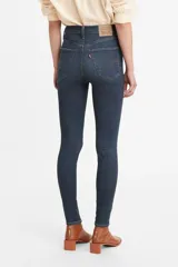 Jeans Levi's modelo Mile High Super Skinny de tiro súper alto. Confeccionados en denim stretch, presentan un corte ajustado en cadera, muslos y piernas, extendiéndose hasta el tobillo. Cuentan con cierre de bragueta y diseño de cinco bolsillos.