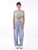 Top negro sin mangas con escote redondo y lazo ajustable en el ruedo.