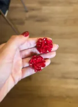 Par de aros con forma de flor color rojo.