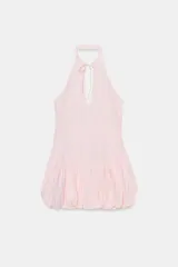 Vestido corto de cuello halter con lazada y escote en pico, confeccionado en popelín. Presenta un diseño con bajo acabado en estilo globo con pliegues.