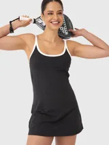 Vestido deportivo negro con breteles y bordes en color blanco, diseñado para padel o tenis. Incluye calza corta separada para mayor comodidad y libertad de movimiento.