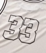 Musculosa deportiva de baloncesto color crema con cuello redondo y ribete en marrón. Estampado frontal con la palabra "Miami" y el número 33 en marrón.