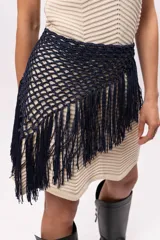 Bandana tejida a mano en crochet, color azul marino, con flecos.