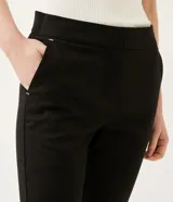 Pantalón de vestir rojo con corte cigarette, bolsillos delanteros y aberturas laterales en el ruedo.