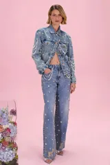 Pantalón jean de mujer, corte recto, con apliques de perlas y cristales distribuidos en toda la prenda.