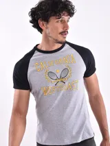Remera gris con mangas raglán negras y estampado frontal con la inscripción "California Westcoast" en amarillo y un diseño de raquetas de tenis.