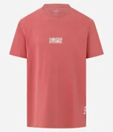 Remera de algodón con efecto desteñido, cuello redondo y manga corta. Presenta estampado geométrico pequeño en el centro del pecho y corte holgado tipo comfort.