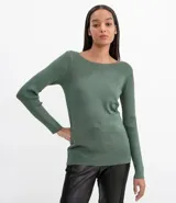 Suéter de punto color rosado, con cuello barco, mangas largas y puños con botones decorativos. El dobladillo también es acanalado.