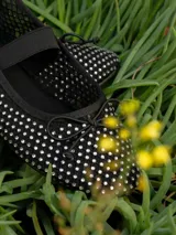 Chatitas negras con apliques de strass plateados, moño decorativo y tira elástica.