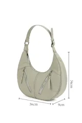 Bandolera negra en forma de luna con dos cierres delanteros.