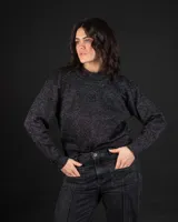 Sweater de viscosa con lurex color gris oscuro con brillo. Tejido artesanalmente por tejedoras uruguayas y cosido a mano.