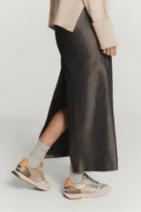 Zapatillas deportivas Hoff modelo Regium, color plateado con detalles en marrón, naranja y celeste.