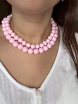 Collar de doble vuelta con cuentas esféricas de resina en color rosado brillante.