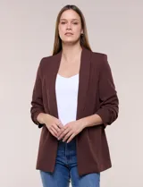 Blazer de crep color bordó de la marca BBJ, con cuello solapa, bolsillos delanteros y mangas tres cuartos con frunce.