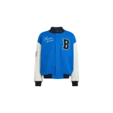 Campera estilo varsity Adidas Boston Marathon, de color azul con mangas blancas de cuero sintético y puños, cuello y cintura tejidos en azul marino. Cuenta con cierre frontal de botones a presión, bolsillos ribeteados y parches bordados con la letra "B" y la inscripción "Boston Marathon".