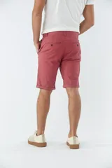 Bermuda tipo chino de gabardina, con diseño de cinco bolsillos, cierre de cremallera y botón, y detalle de botamanga.