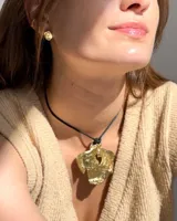 Aros tipo caravanas de diseño orgánico con forma irregular y textura rugosa, con acabado metálico brillante.