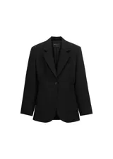 Blazer negro entallado de diseño largo con cuello de solapa y un solo botón de cierre. Cuenta con bolsillos frontales con solapa y una silueta entallada en la cintura.