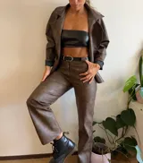 Pantalón de cuero color marrón con textura vintage.