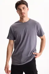 Remera básica de algodón color blanco, con cuello redondo y mangas cortas.