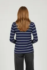 Remera de manga larga ajustada al cuerpo, color marrón con rayas horizontales blancas, cuello redondo.