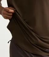 Musculosa deportiva masculina Get Over, de corte regular en color marrón, con cuello redondo, costuras visibles y etiqueta decorativa en el bajo.