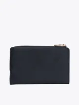 Billetera plegable Tommy Hilfiger color azul marino, de acabado granulado, con cierre de botón a presión, múltiples ranuras para tarjetas, compartimento para billetes y bolsillo exterior con cremallera. Presenta el monograma TH metálico en la parte delantera.