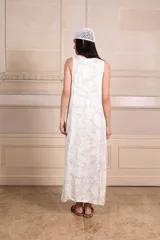 Vestido largo de seda color amarillo con estampado batik en tonos verde oliva y blanco. Escote en V con ribete de punto fino en cuello y mangas. Talle único.