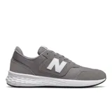 Championes New Balance modelo MSX70CA, color gris con detalles en blanco. Presentan una capellada de gamuza y textil, con el logo 'N' en blanco en el lateral y una entresuela blanca texturizada.