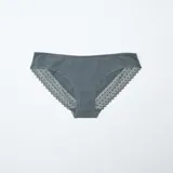 Pack de tres braguitas de algodón con detalles de encaje en los bordes. Incluye una braguita gris oscuro, una blanca y una lila.