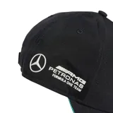 Gorro tipo gorra deportiva Adidas de la escudería Mercedes-AMG Petronas, color negro con el logo de Mercedes bordado en el frente y el logo de Adidas en la visera. Presenta detalles en color turquesa en el borde de la visera.