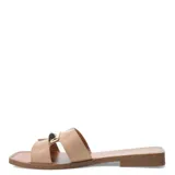 Sandalias tipo slide de cuero color beige, con tiras anchas y detalle metálico dorado en el empeine. Presentan una base plana con punta cuadrada.