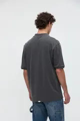 Remera polo manga corta color blanco, confeccionada en tela piqué de algodón lavado con textura extra suave. Cuenta con media cartera de botones, cuello y puños acanalados con diseño de líneas a contratono, y bordado sutil de la marca en el pecho. Calce clásico.
