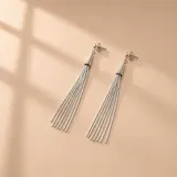 Aros colgantes de plata 925, compuestos por un pequeño pasador esférico y múltiples hilos de plata líquida que caen en cascada desde un cono metálico.