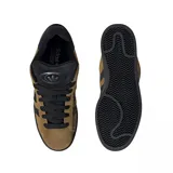 Championes adidas Campus 00s de gamuza color marrón con las icónicas tres tiras laterales en negro. Presenta suela de goma negra, cordones negros y el logo de la marca en la lengüeta.