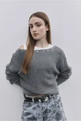 Sweater de punto color tostado, de calce relajado, con escote asimétrico decorado con ojalillos metálicos y mangas largas.