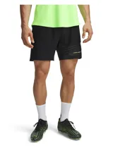 Short deportivo Under Armour de la línea Challenger, diseñado para fútbol. Es de color negro, con tejido elástico y ligero, perforaciones para ventilación, cintura con cordón interno y detalles gráficos de silicona en el lateral. Incluye bolsillo con cremallera invisible.