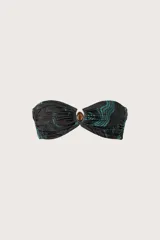 Top de bikini estilo bandeau con frunces laterales y detalle de piedra central. Presenta un estampado orgánico de líneas onduladas en tonos turquesa y marrón.
