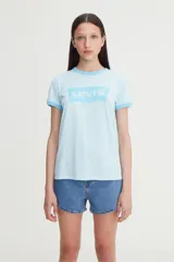 Remera de algodón color celeste con cuello y bordes de mangas en contraste de tono más oscuro. Presenta el logo clásico de Levi's tipo batwing estampado en el frente.