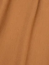 Camisa marrón de manga corta en crepé de viscosa suave, con cuello camisero y detalle floral en la botonadura central.