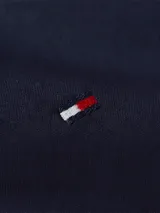 Camisa de manga corta Tommy Hilfiger confeccionada en popelín de algodón, con cuello abotonado y cierre frontal de botones. Presenta un corte regular y el logo de la marca bordado en el pecho.