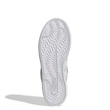 Championes urbanos Adidas modelo Grand Court Alpha, color gris con detalles en blanco. Presentan un diseño inspirado en el tenis clásico, confeccionados en material sintético tipo nobuk, con las icónicas tres tiras laterales, cierre de cordones y suela de goma con tecnología Cloudfoam para mayor amortiguación.