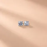 Aros abridores de plata con piedra circonia cúbica de corte princesa en formato cuadrado.