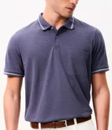 Remera polo masculina de tejido piqué marrón con textura, cuello y ribetes de mangas en tono contrastante, cierre frontal de dos botones y un bolsillo aplicado en el pecho.