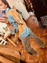 Chaleco de cuero vacuno color marrón claro con flecos largos en el frente.