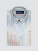 Camisa blanca de algodón, de corte suelto, manga larga y cuello clásico, con cierre frontal de botones y bordado sutil en el pecho.