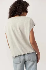 Chaleco gris con cuello en V y detalles acanalados, de corte holgado y hombros caídos.