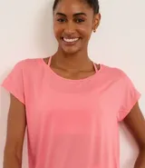 Remera de manga corta Get Over, confeccionada en microfibra con textura de micro-cuadros y escote redondo. Presenta un diseño versátil y ligero, ideal para actividades deportivas o uso casual.