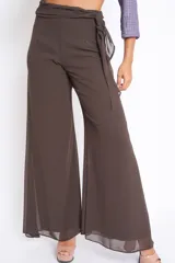 Pantalón palazzo marrón de gasa con lazo en la cintura.